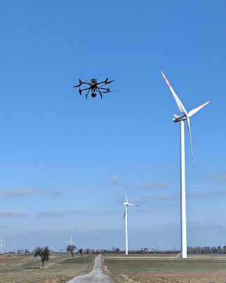 dron na tle wiatraków